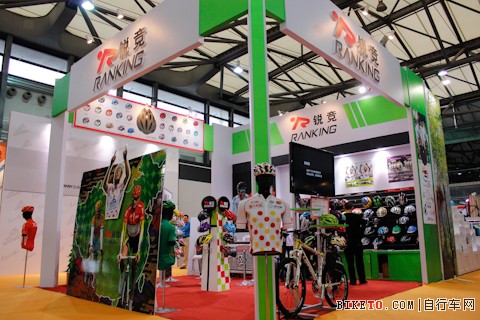 上海展里的时尚:锐竞头盔的欧普艺术2 上海展里的时尚:锐竞头盔的欧普艺术2